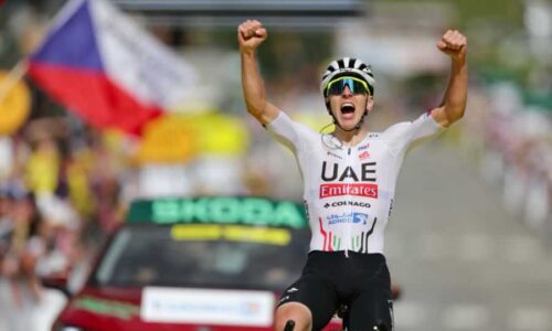 Тадей Погачар из команды UAE Team Emirates радуется победе на финише четвертого этапа