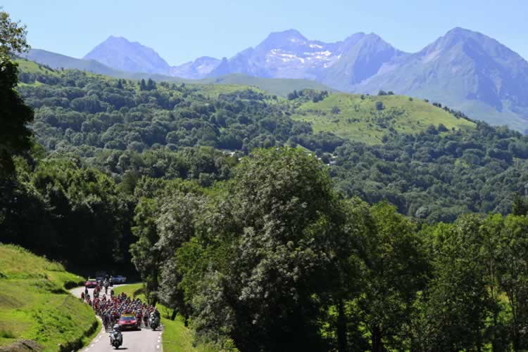 Пелотон отправляется на восхождение на Col de Peyresourde