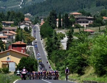 Пелотон катится по потрясающим итальянским пейзажам Giro d'Italia Women 2024