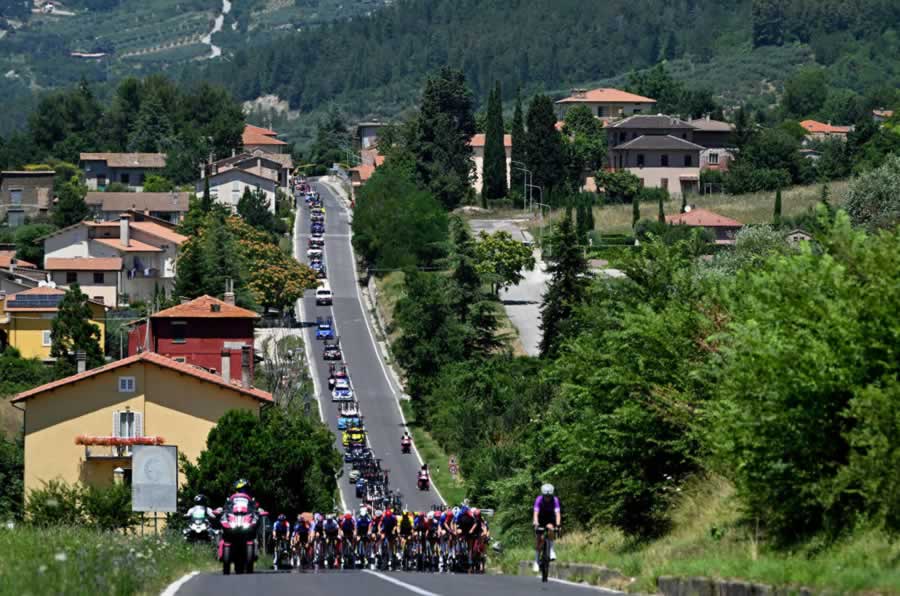 Пелотон катится по потрясающим итальянским пейзажам Giro d'Italia Women 2024