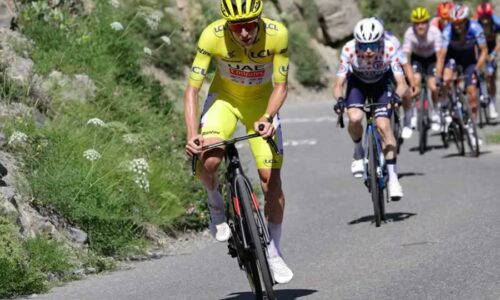 Тадей Погачар идет в атаку на 17-м этапе «Тур де Франс» 2024 года