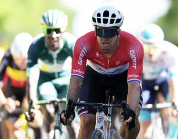Тур де Франс 2024: Дилан Гроневеген из Jayco AlUla пересекает финишную черту в качестве победителя этапа