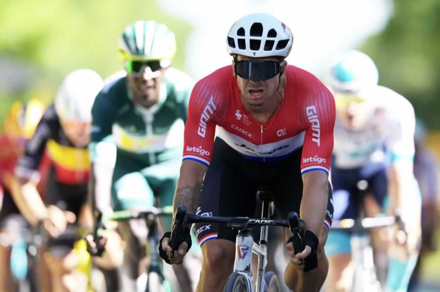 Тур де Франс 2024: Дилан Гроневеген из Jayco AlUla пересекает финишную черту в качестве победителя этапа
