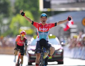 Тур де Франс 2024: Виктор Кампенаертс (Lotto Dstny) празднует победу на 18-м этапе