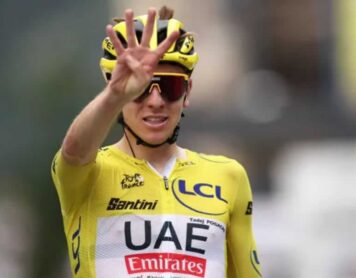 Лидер «Тур де Франс 2024» Тадей Погачар радуется победе на 19-м этапе