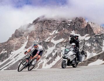Тадей Погачар спускается по Коль дю Галибье на четвертом этапе Тур де Франс