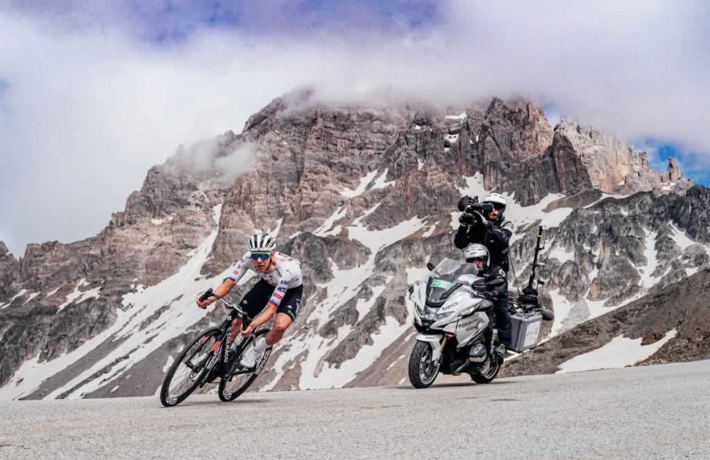 Тадей Погачар спускается по Коль дю Галибье на четвертом этапе Тур де Франс