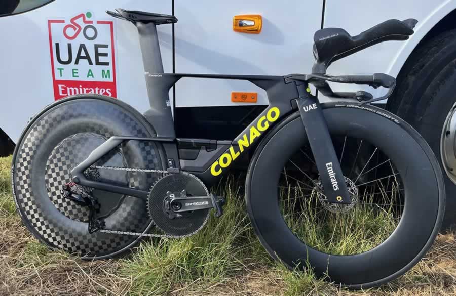 Тадея Погачар едет на Colnago TT1, первом велосипеде итальянского бренда с дисковым тормозом.