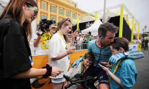 Марк Кавендиш празднует завершение гонки «Тур де Франс» 2024 года с женой и детьми