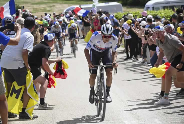 Ремко Эвенепоэль (Soudal-QuickStep) атаковал на гравийной дороге в Труа на 9-м этапе