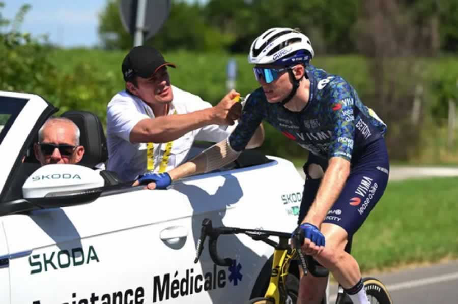 2-й этап "Тур де Франс 2024": Маттео Йоргенсон получает медицинскую помощь после аварии