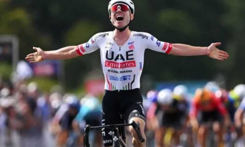 Марк Хирши из команды UAE Team Emirates радуется на финише, став победителем гонки Bretagne Classic- Ouest France 2024