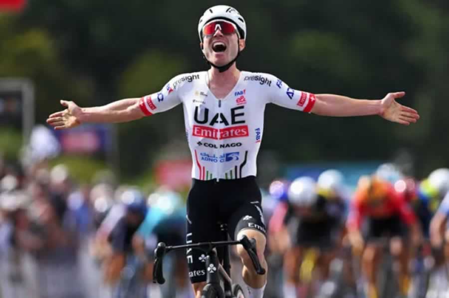 Марк Хирши из команды UAE Team Emirates радуется на финише, став победителем гонки Bretagne Classic- Ouest France 2024