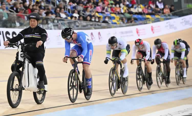 Гонка Keirin стартует с кругов под управлением мотоцикла, хотя теперь используются электрические велосипеды.