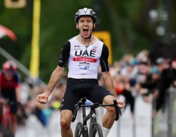 Адам Йейтс (UAE Team Emirates) выигрывает Гран-при Монреаля 2023 года