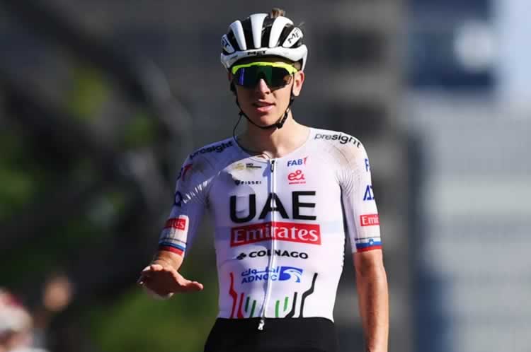 Тадей Погачар (UAE Team Emirates) радуется, когда его вдохновляет статуя на Гран-при по велоспорту в Монреале в 2024 году