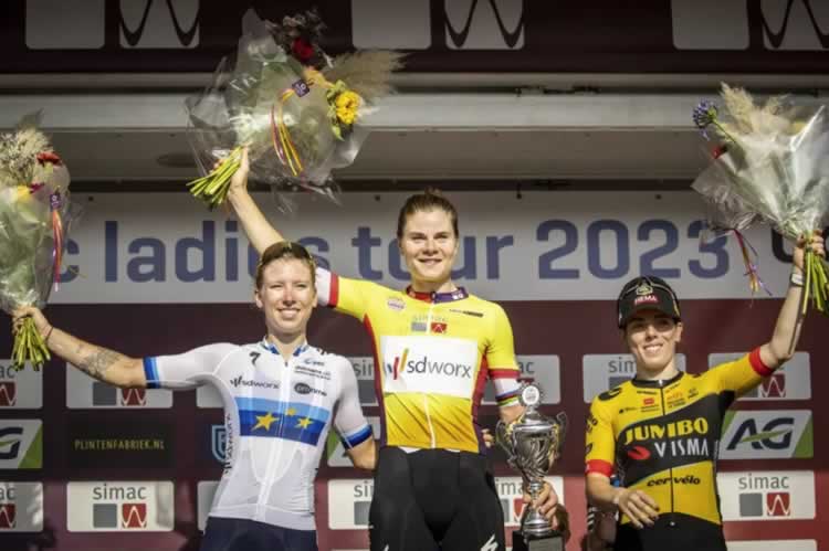 Подиум 2023 Simac Ladies Tour GC: второе место Лорена Вибес (SD Worx), победительница Лотта Копецки (SD Worx) и третье место Анна Хендерсон (Jumbo-Visma)