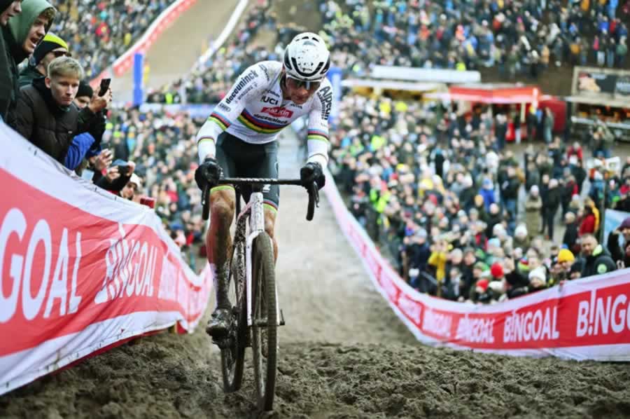 Чемпион мира Матье ван дер Поэль (Alpecin-Deceuninck)