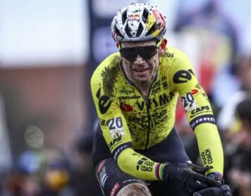 Вут ван Аерт празднует победу в элитном мужском циклокроссе Superprestige в Гуллегеме