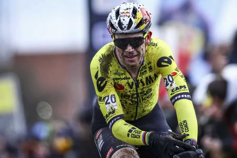 Вут ван Аерт празднует победу в элитном мужском циклокроссе Superprestige в Гуллегеме