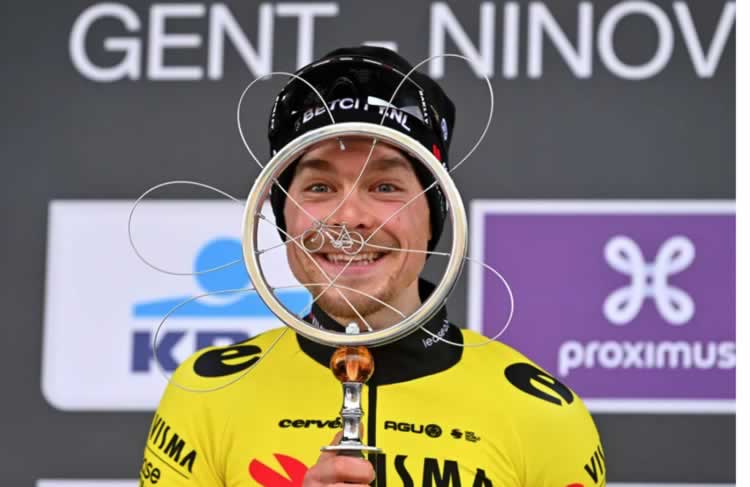 Ян Тратник выиграл Omloop Het Nieuwsblad 2024 года и отпраздновал победу на подиуме