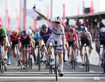 Тим Мерлье (Soudal-QuickStep) празднует победу на шестом этапе