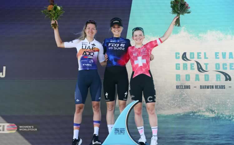 Подиум Great Ocean Road Race Каделя Эванса: второе место Карлин Свинкелс (UAE Team ADQ), победительница Элли Волластон (FDJ-Suez) и третье место Ноэми Рюэгг