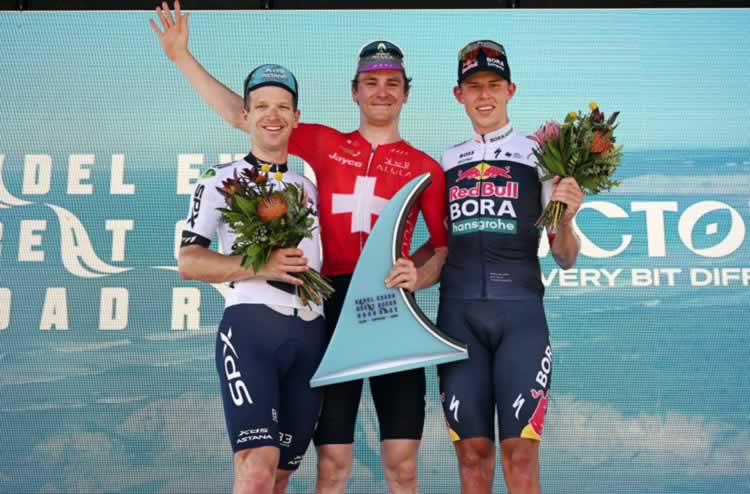 Подиум гонки Cadel Evans Great Ocean Road Race 2025: второе место Аарона Гейта (XDS Astana), победитель Мауро Шмид (Jayco AlUla) и третье место Лоренса Пити (Red Bull-Bora-Hansgrohe)