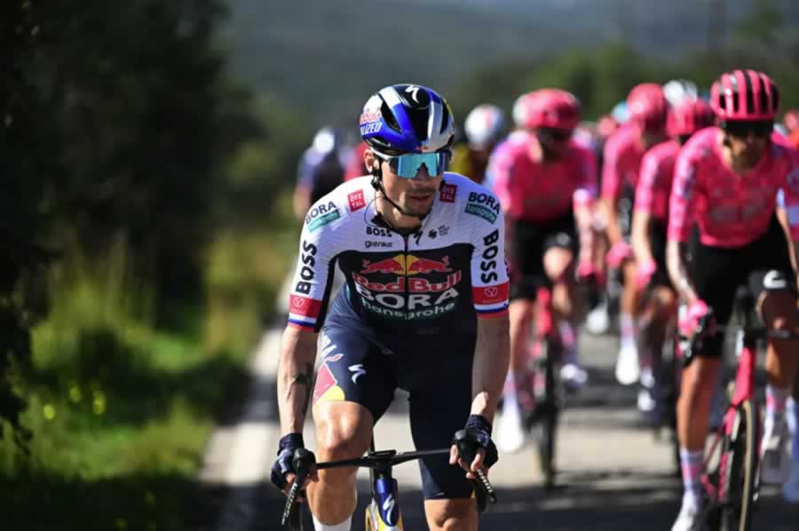 Примож Роглич (Red Bull-Bora-hansgrohe) во время гонки Volta ao Algarve 2025